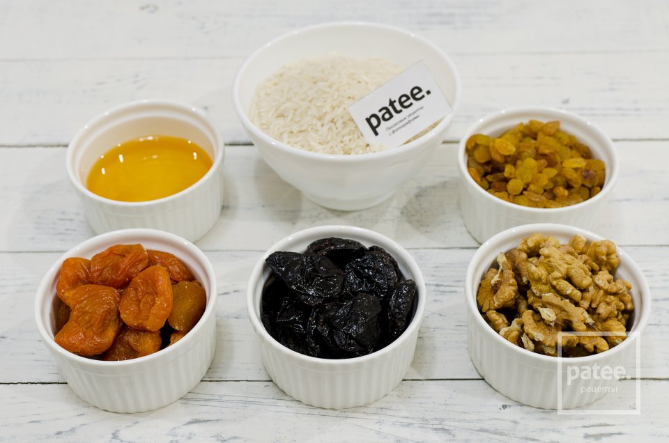 Сладкий плов с сухофруктами, медом и орехами - Шаг 1