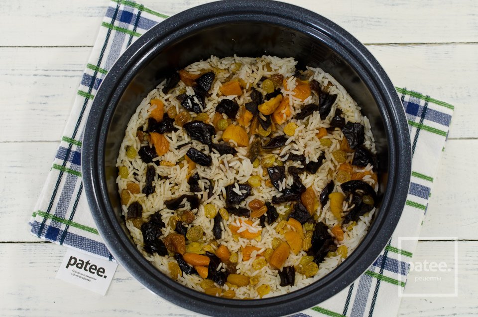 Сладкий плов с сухофруктами, медом и орехами - Шаг 11