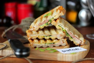 Сэндвич с ветчиной, сыром и зелёным луком