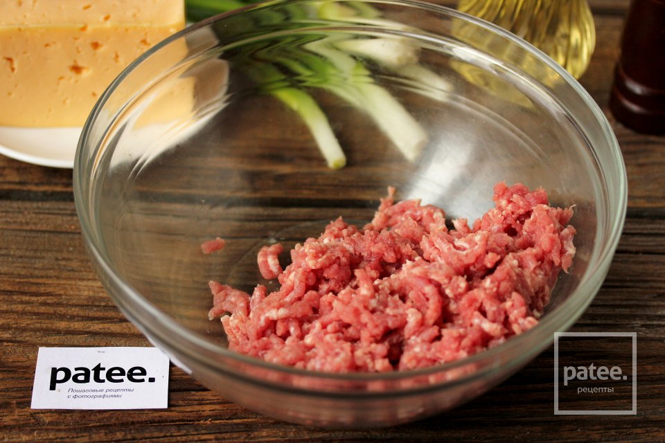 Мясные зразы с яйцом, сыром и зелёным луком - Шаг 2