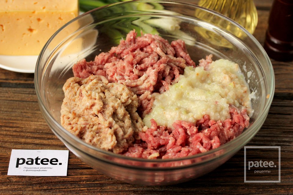 Мясные зразы с яйцом, сыром и зелёным луком - Шаг 5