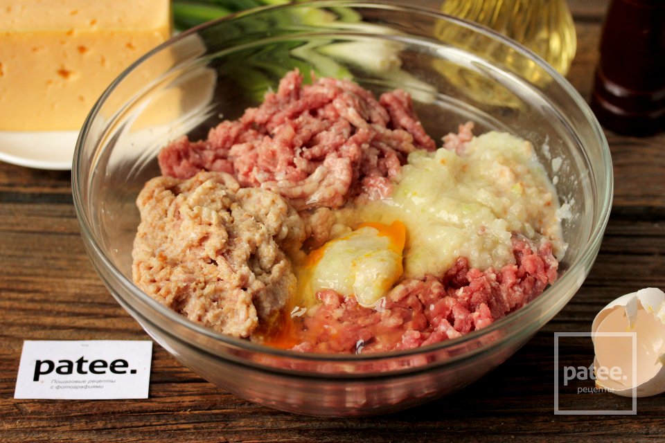 Мясные зразы с яйцом, сыром и зелёным луком - Шаг 6