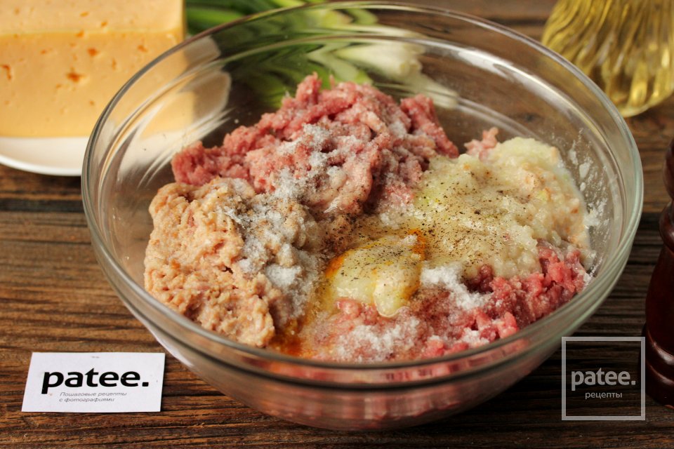 Мясные зразы с яйцом, сыром и зелёным луком - Шаг 7