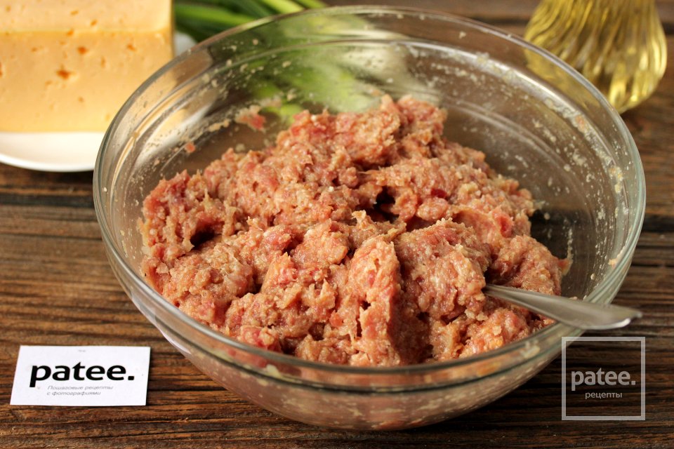 Мясные зразы с яйцом, сыром и зелёным луком - Шаг 8