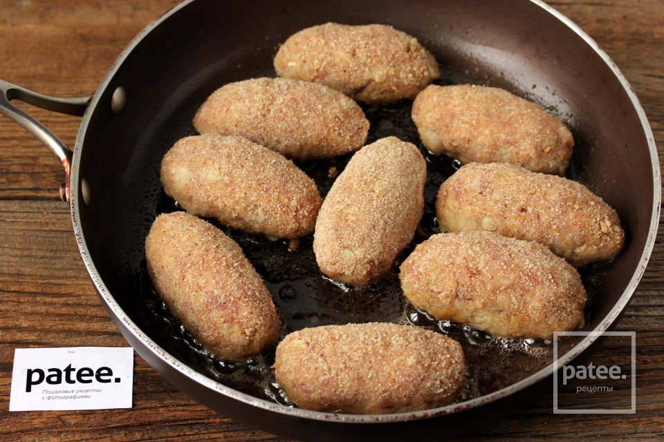 Мясные зразы с яйцом, сыром и зелёным луком - Шаг 16