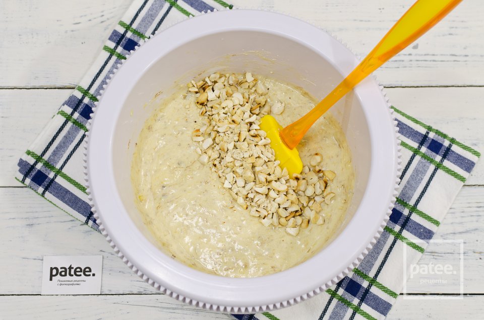 Банановый кекс с орехами и шоколадной крошкой - Шаг 9