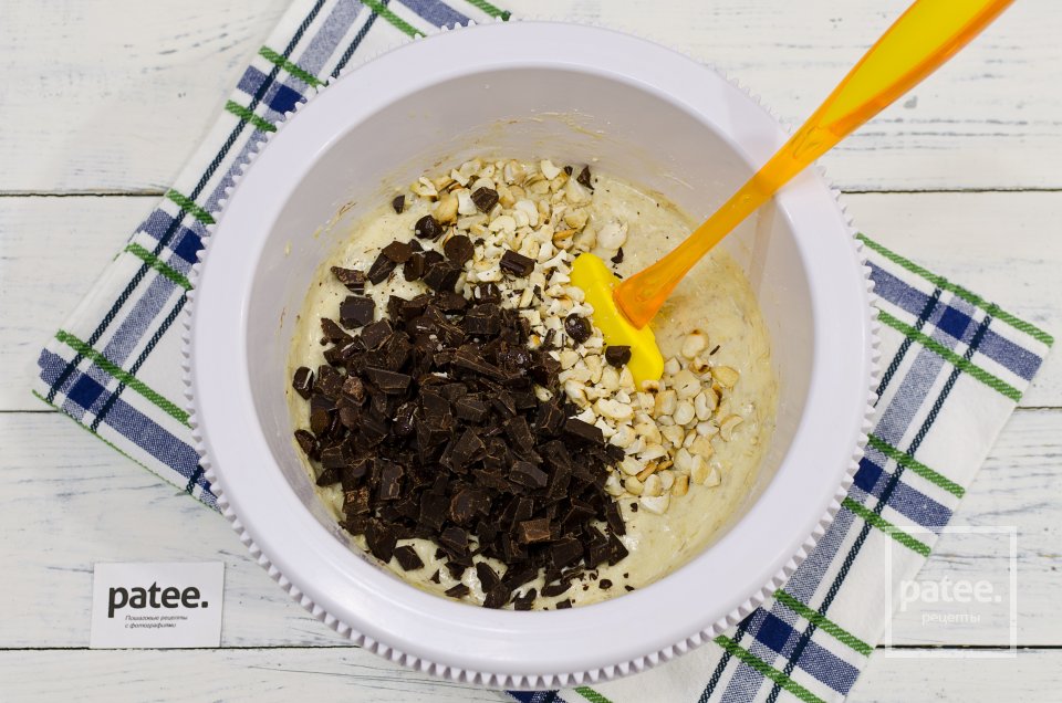 Банановый кекс с орехами и шоколадной крошкой - Шаг 11