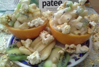 Фруктовый салат с йогуртом, попкорном и арахисом