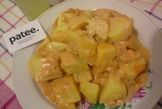 Картофель под нежным луково-томатным соусом