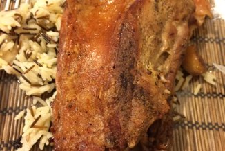 Индейка, запеченая с чесноком и розмарином