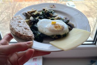 Яичница со шпинатом и шампиньонами