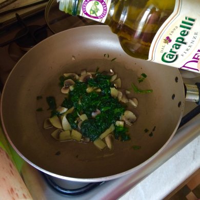 Яичница со шпинатом и шампиньонами - Шаг 2