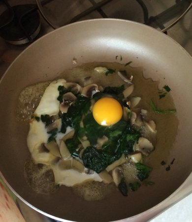 Яичница со шпинатом и шампиньонами - Шаг 3