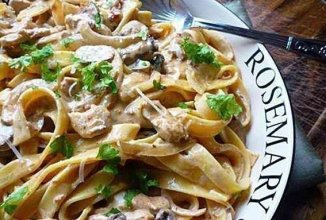 Паста тальятелле с соусом из курицы и грибов.