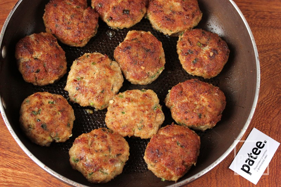 Сочные котлеты из свинины со льдом - Шаг 12