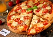 Пицца с ветчиной, помидорами черри и моцареллой