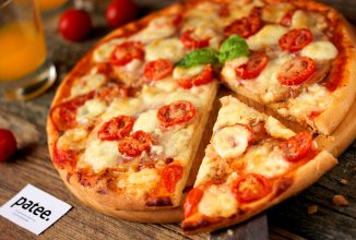 Пицца с ветчиной, помидорами черри и моцареллой