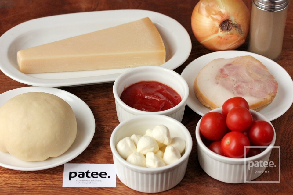 Пицца с ветчиной, помидорами черри и моцареллой - Шаг 1