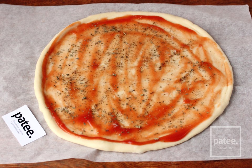 Пицца с ветчиной, помидорами черри и моцареллой - Шаг 4