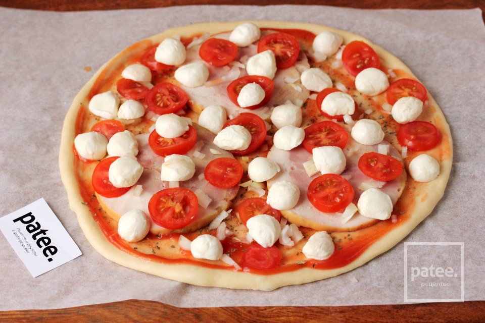 Пицца с ветчиной, помидорами черри и моцареллой - Шаг 8
