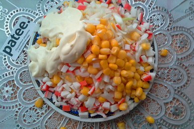 Капустный салат с кукурузой  и крабовыми палочками - приготовление