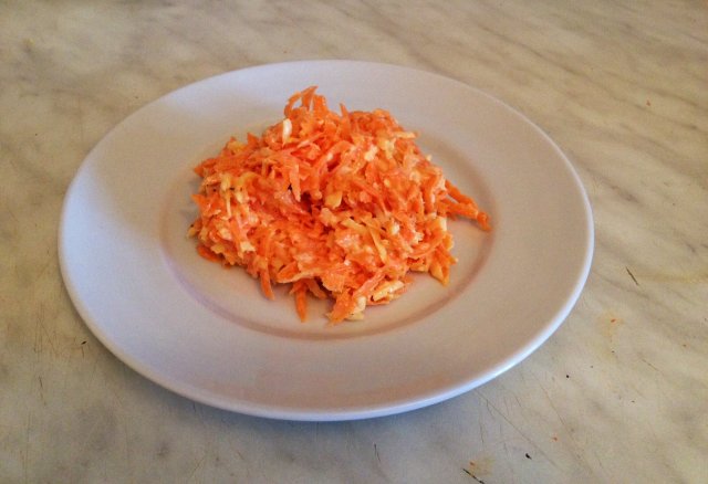 Легкий салат с морковью и сыром