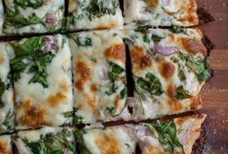 Пицца со шпинатом и соусом ранч