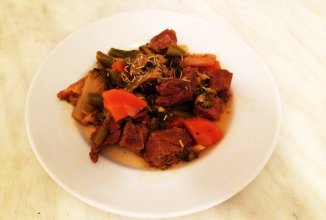 Тушеная говядина с овощами в соевом соусе