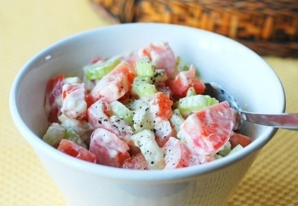 Салат с сельдереем огурцом и помидором. Салат с сельдереем огурцом и помидором. Салат капуста огурец перец. Салат с петрушкой и огурцом. Салат руккола с помидорами и авокадо.