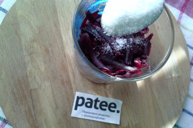 Салат из свеклы со сметаной "Молодость" - приготовление