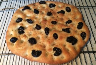 Фокачча с маслинами и розмарином