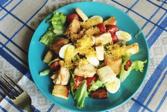 Салат цезарь с перепелиными яйцами