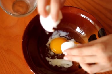 Салат цезарь с перепелиными яйцами - приготовление