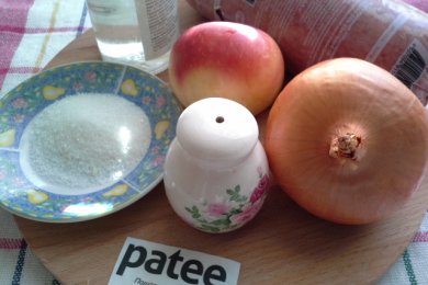 Котлеты с яблочно-луковым соусом - приготовление