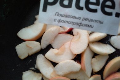 Котлеты с яблочно-луковым соусом - приготовление