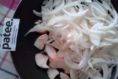 Котлеты с яблочно-луковым соусом - приготовление
