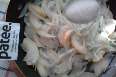 Котлеты с яблочно-луковым соусом - приготовление