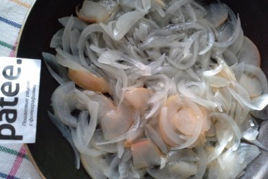 Котлеты с яблочно-луковым соусом - приготовление