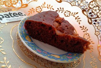 Шоколадный кекс с клубничным йогуртом и яблоками