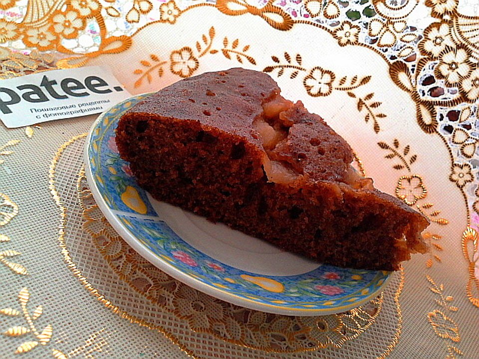 Шоколадный кекс с клубничным йогуртом и яблоками