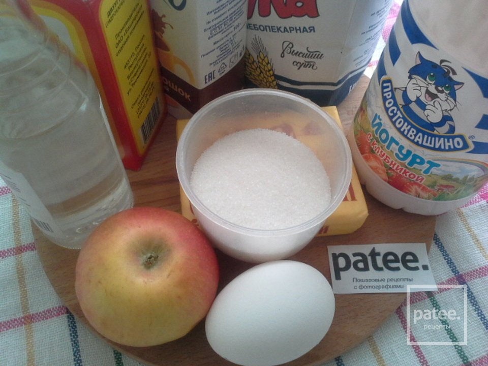 Шоколадный кекс с клубничным йогуртом и яблоками - Шаг 1