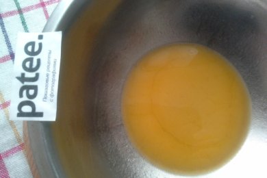 Шоколадный кекс с клубничным йогуртом и яблоками - приготовление