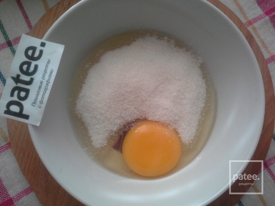 Шоколадный кекс с клубничным йогуртом и яблоками - Шаг 4