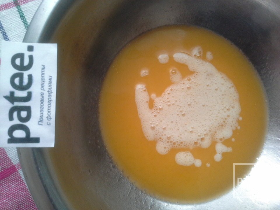 Шоколадный кекс с клубничным йогуртом и яблоками - Шаг 6