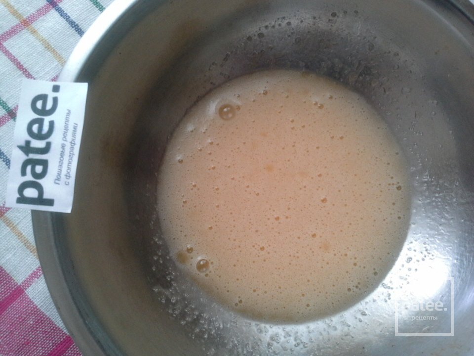 Шоколадный кекс с клубничным йогуртом и яблоками - Шаг 7