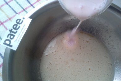 Шоколадный кекс с клубничным йогуртом и яблоками - приготовление