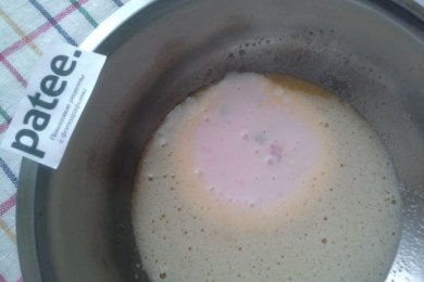 Шоколадный кекс с клубничным йогуртом и яблоками - приготовление