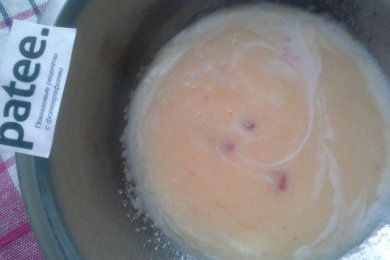 Шоколадный кекс с клубничным йогуртом и яблоками - приготовление