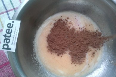 Шоколадный кекс с клубничным йогуртом и яблоками - приготовление