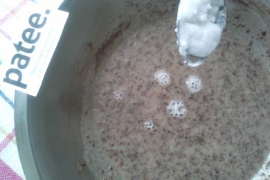 Шоколадный кекс с клубничным йогуртом и яблоками - приготовление